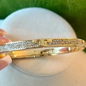 Tory Burch Serif-T Pavé Hinged Bracelet gold plated with crystal stones